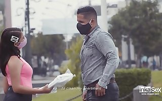 ESCANDALO en Peru por Venezolana ambulante